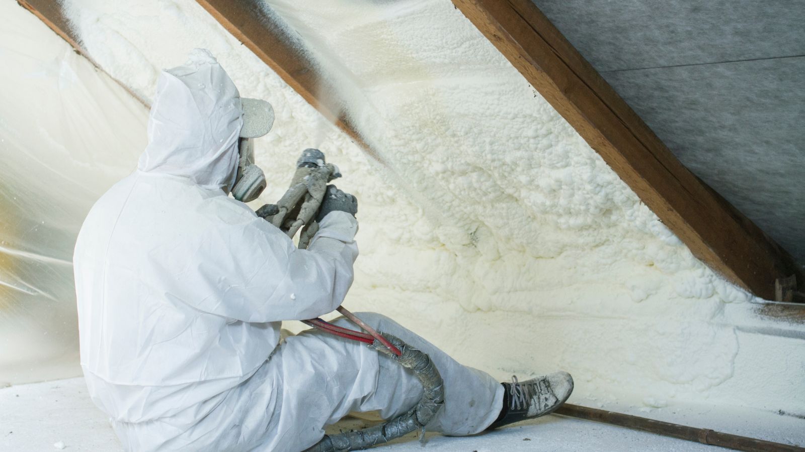 advantages and benefits of spray foam insulation